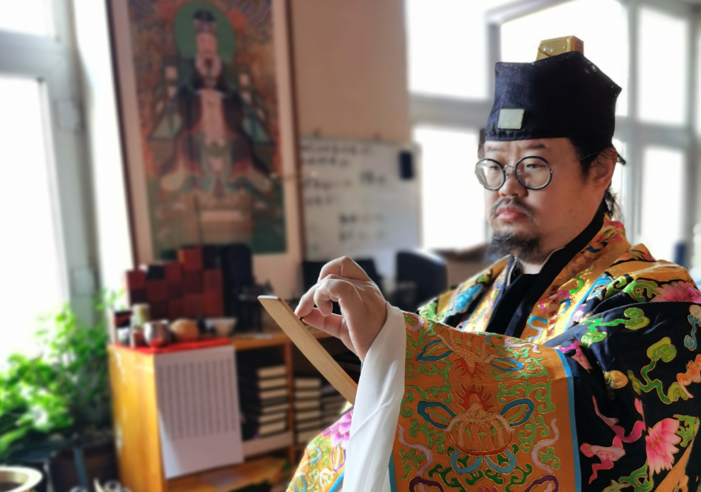 Master Gu Haiyun performing an authentic Taoist consecration ritual for spiritual jewelry